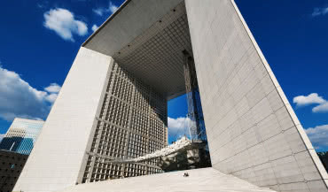 Kotwy podcinające fischer zabezpieczają La Grande Arche w Paryżu